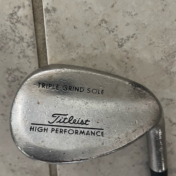 Titleist Mens Golf Set 8 Pc. 
In right hand - Picture 5 of 15